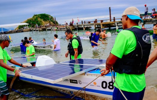 Últimos preparativos para competição de barcos movidos a energia solar em Niterói