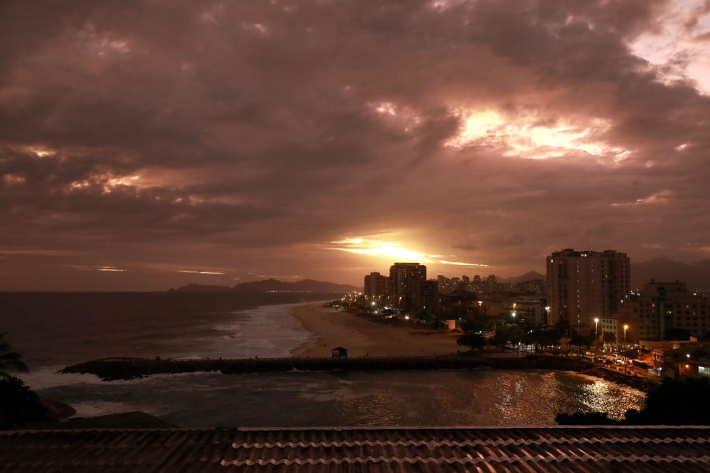 Com nova iluminação, píer do Quebra-mar da Barra da Tijuca pode ser visto de toda a orla