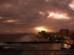 Com nova iluminação, píer do Quebra-mar da Barra da Tijuca pode ser visto de toda a orla