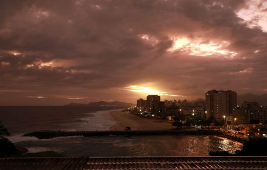 Com nova iluminação, píer do Quebra-mar da Barra da Tijuca pode ser visto de toda a orla