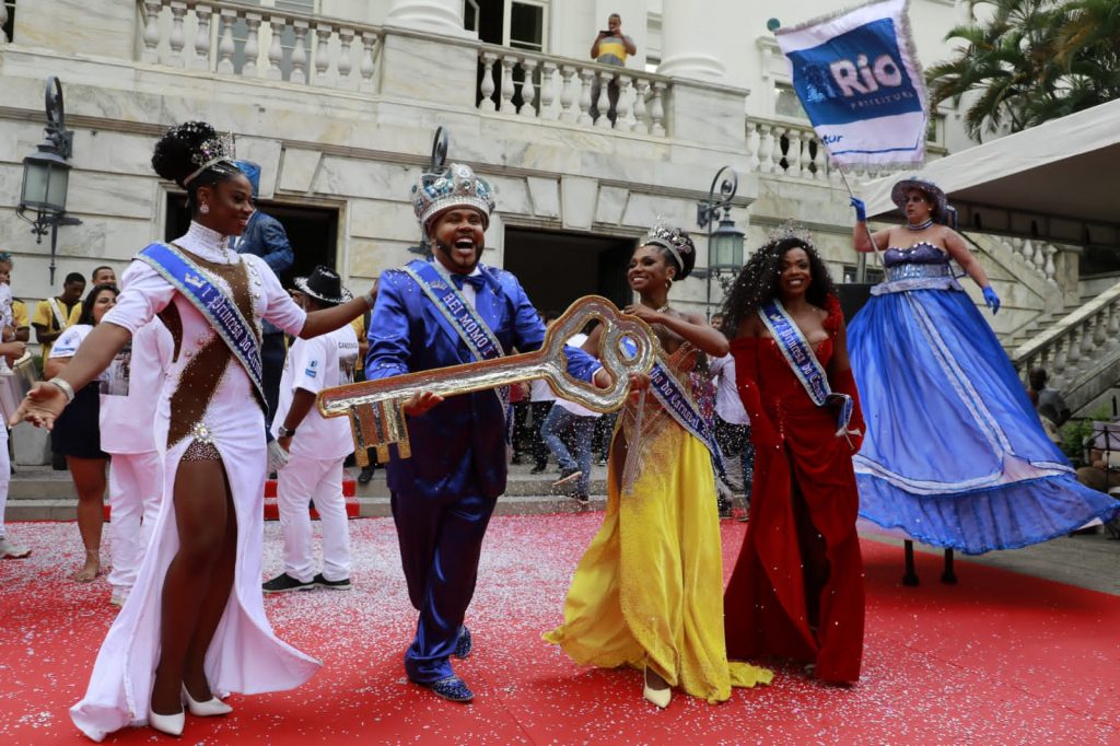 Rei Momo recebe as chaves da cidade e abre o Carnaval. Confira o que rola na Sapucaí