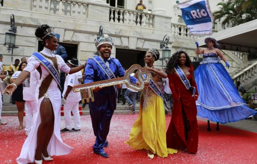 Rei Momo recebe as chaves da cidade e abre o Carnaval. Confira o que rola na Sapucaí