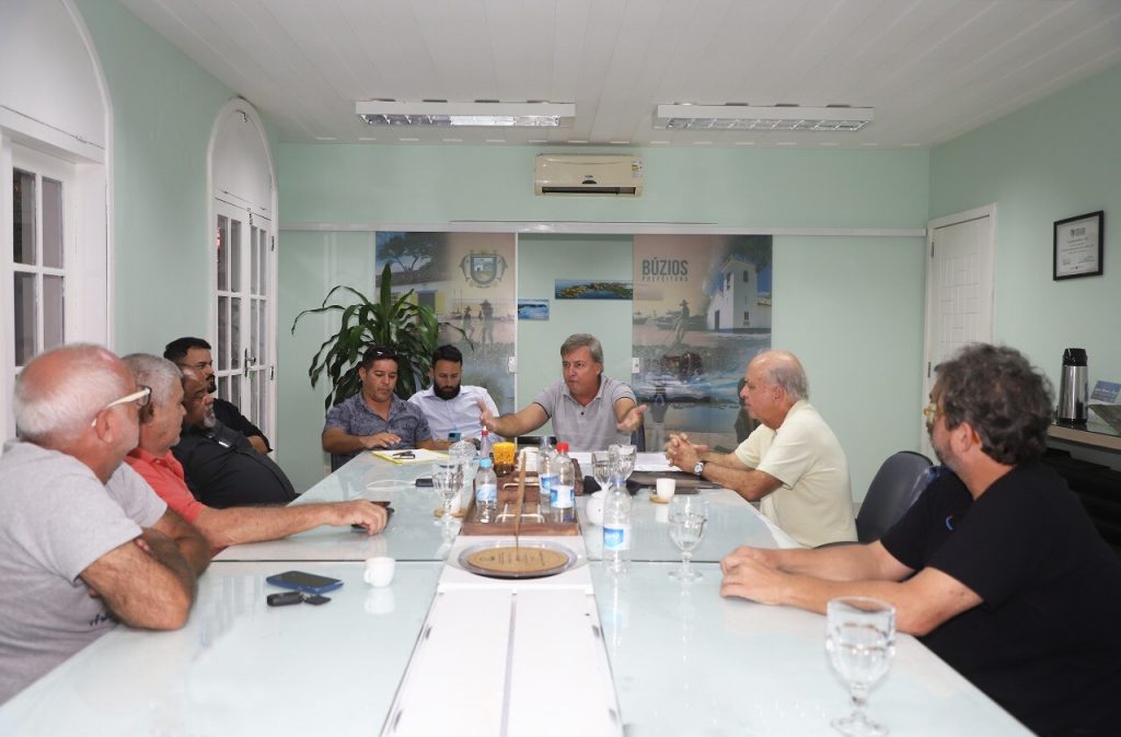 Engenheiros e Arquitetos entregam Minuta do Código de Obras de Búzios para o prefeito Alexandre Martins