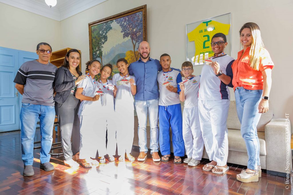 Prefeito e secretária de Educação de Teresópolis se reúnem com jovens medalhistas de judô