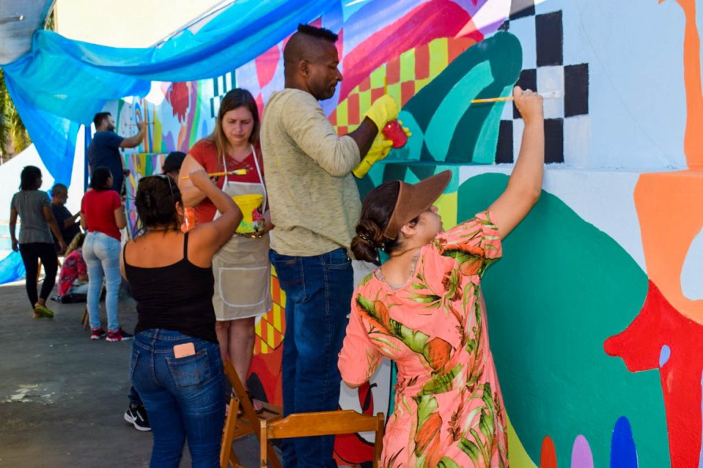Projeto cria corredor de grafites para revitalizar muros do Centro de Tanguá