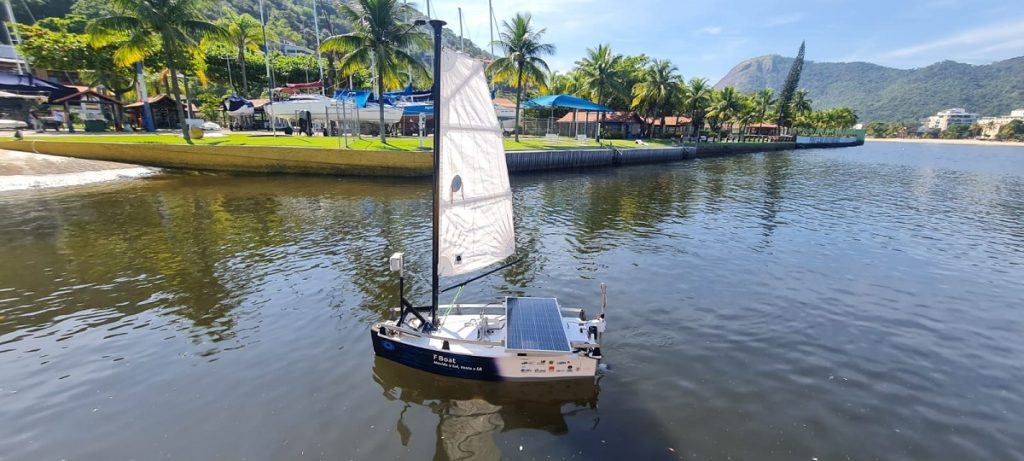 Veleiro elétrico F-Boat, que vai monitorar água da Baía de Guanabara, já está em testes