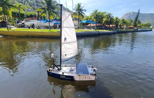 Veleiro elétrico F-Boat, que vai monitorar água da Baía de Guanabara, já está em testes