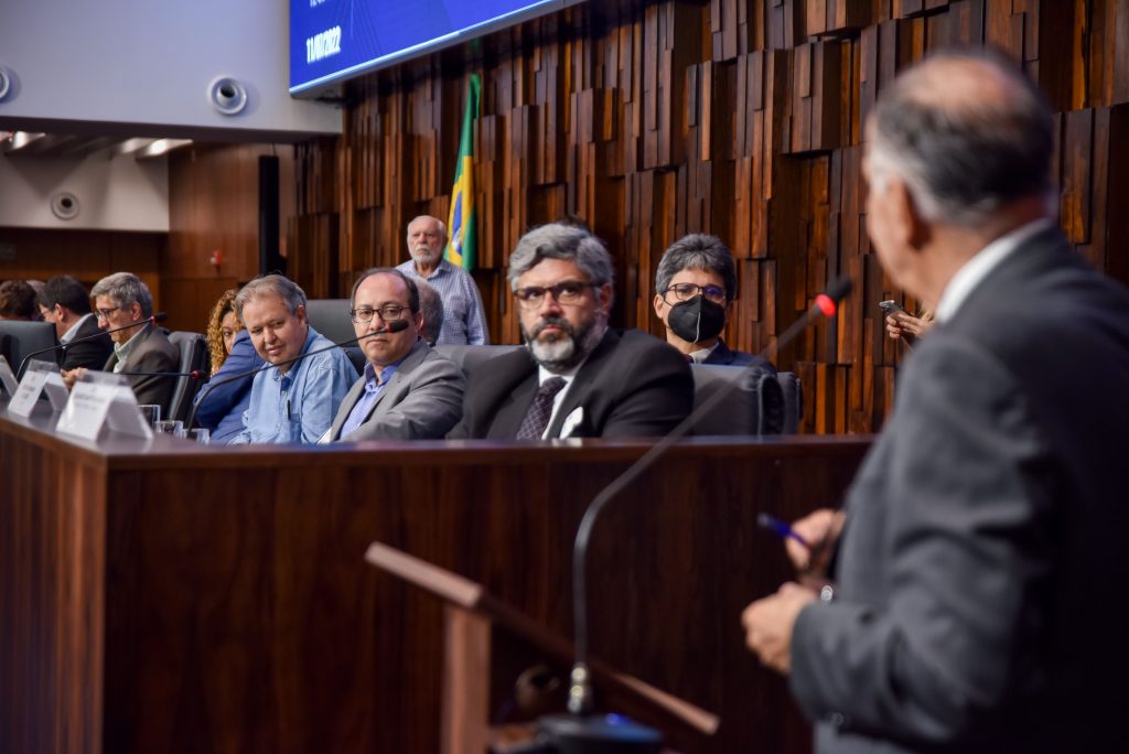 Deputados querem ir a Brasília para evitar bloqueio de verbas de universidades