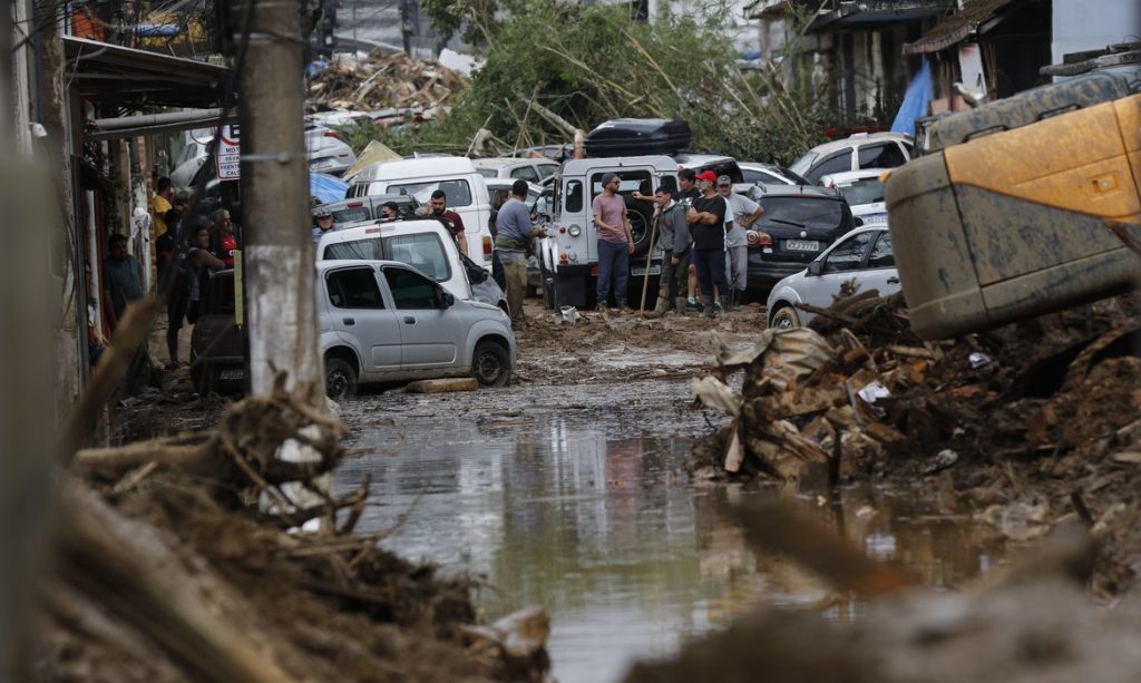 Últimas famílias atingidas pelas chuvas recebem aluguel social e deixam abrigo em Petrópolis