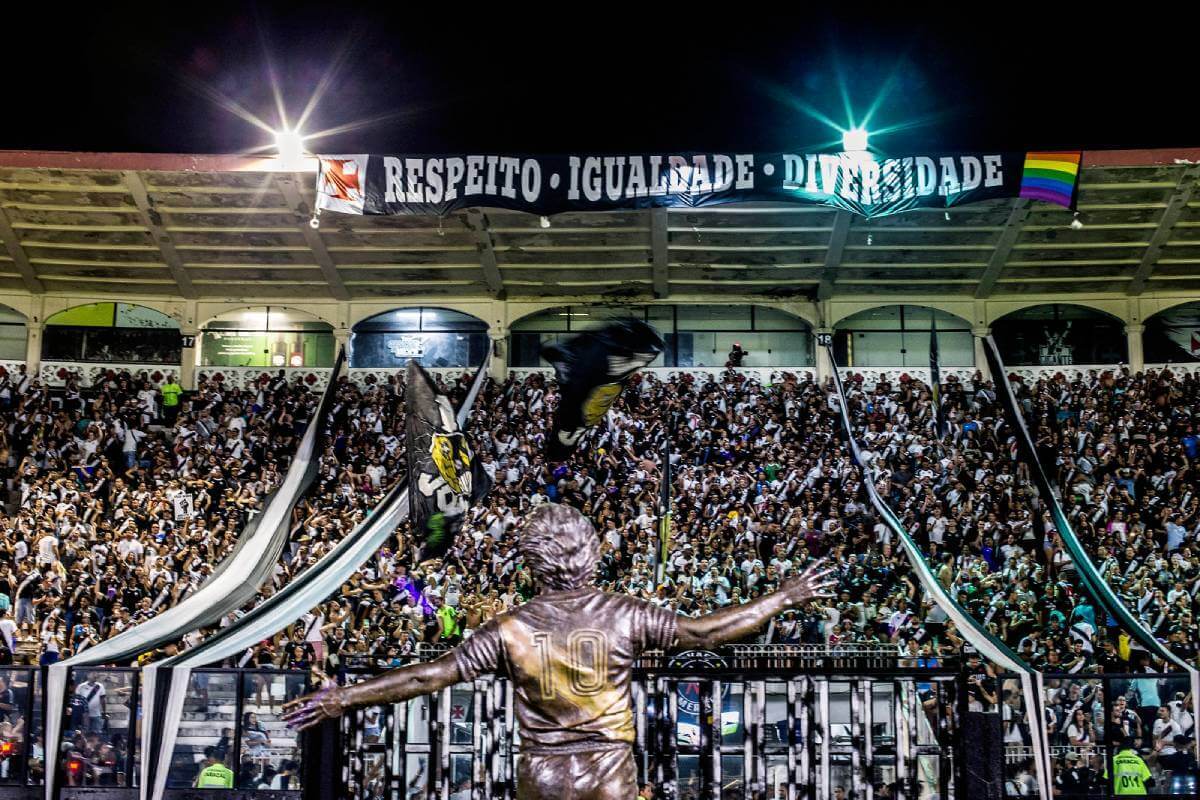 Nos 124 anos do Vasco da Gama, o clamor para que a corrente com o povo não se quebre Conexão Nos 124 anos do Vasco da Gama, o clamor para que a corrente com o povo não se quebre Conexão
