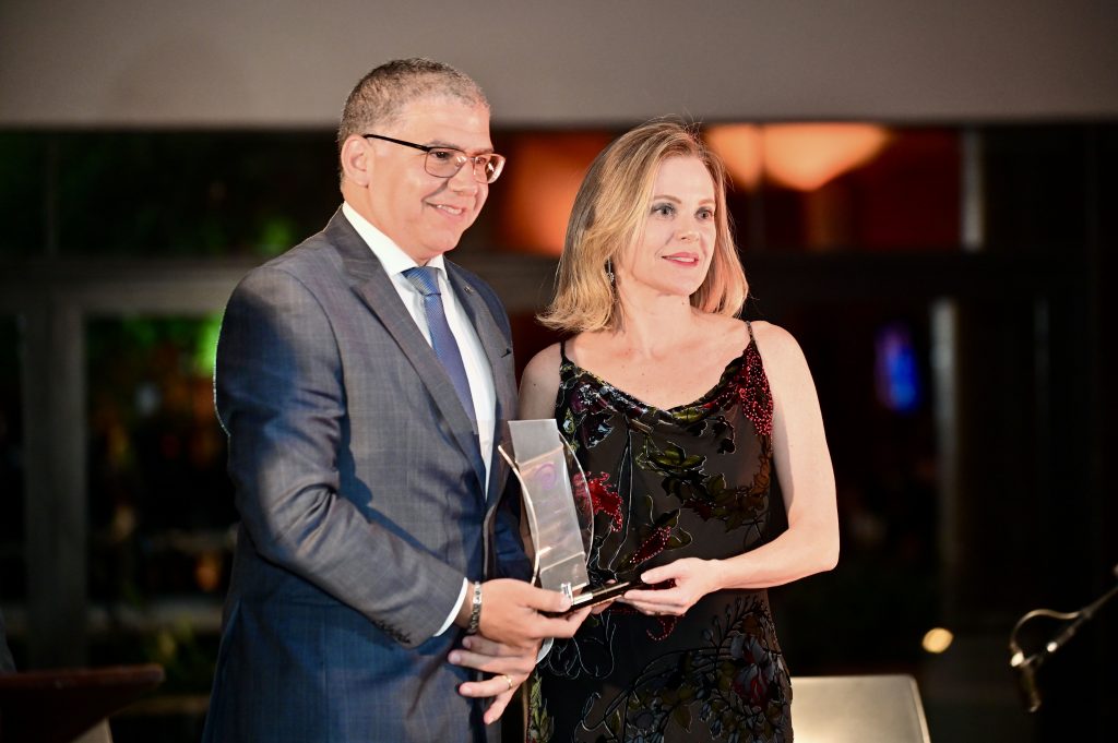 Presidente do Creci-RJ entrega troféu de melhor programa jornalístico de televisão no DF