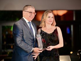 Presidente do Creci-RJ entrega troféu de melhor programa jornalístico de televisão no DF