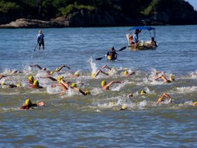 Travessia Trinta Réis leva nadadores ao mar de Rio das Ostras neste domingo