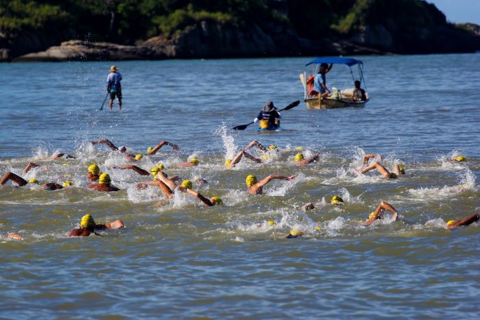 Travessia Trinta Réis leva nadadores ao mar de Rio das Ostras neste domingo