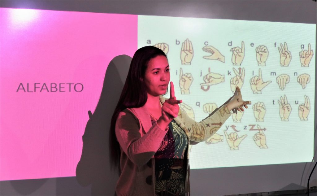 Prefeitura de São Gonçalo quer ensinar linguagem de sinais para professores