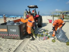 <strong>Campanha da Comlurb para descarte correto de resíduos é intensificada nas praias</strong>