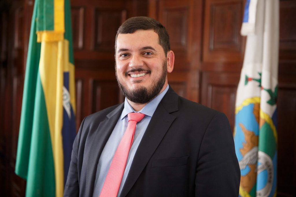 Rodrigo Bacellar é eleito presidente da Alerj