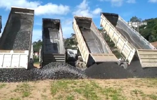 Nova Friburgo recebe 150 toneladas de material para conservação de estradas rurais