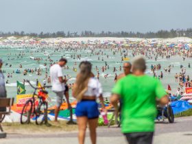 Prefeitura de Cabo Frio realiza ação educativa sobre cuidados de Verão e Carnaval 2023