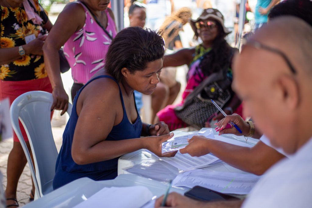 <strong>Prefeitura de Cabo Frio entrega cartões da Moeda Social Itajuru e oferece vagas para trabalhar no governo municipal</strong>