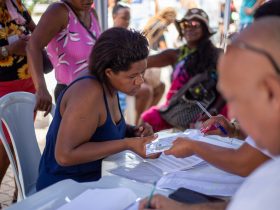 <strong>Prefeitura de Cabo Frio entrega cartões da Moeda Social Itajuru e oferece vagas para trabalhar no governo municipal</strong>