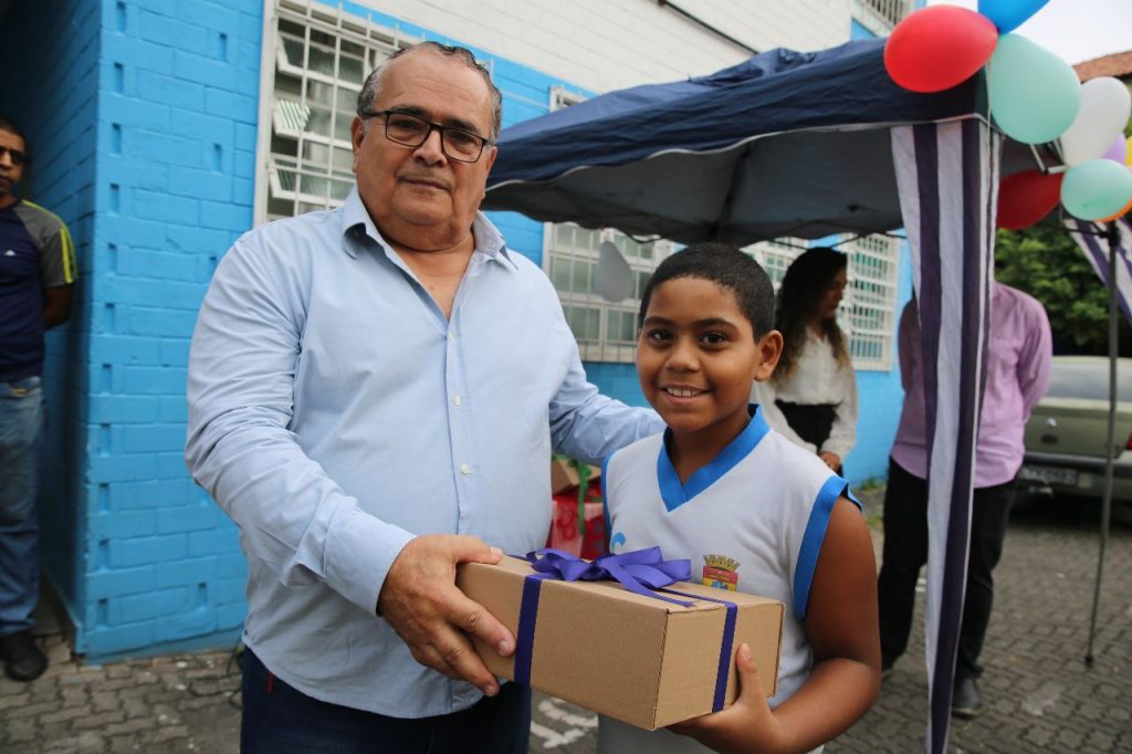 Prefeitura de Duque de Caxias distribui kits de material escolar para alunos da rede municipal