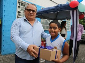 Prefeitura de Duque de Caxias distribui kits de material escolar para alunos da rede municipal