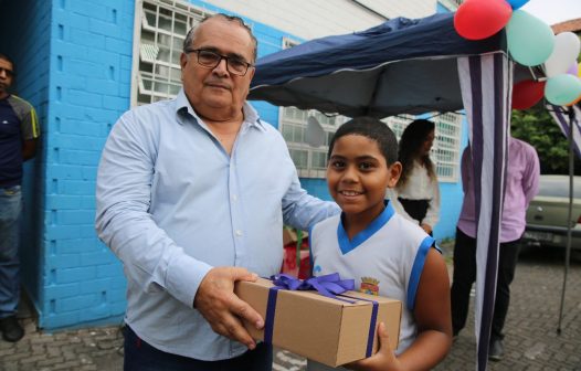 Prefeitura de Duque de Caxias distribui kits de material escolar para alunos da rede municipal