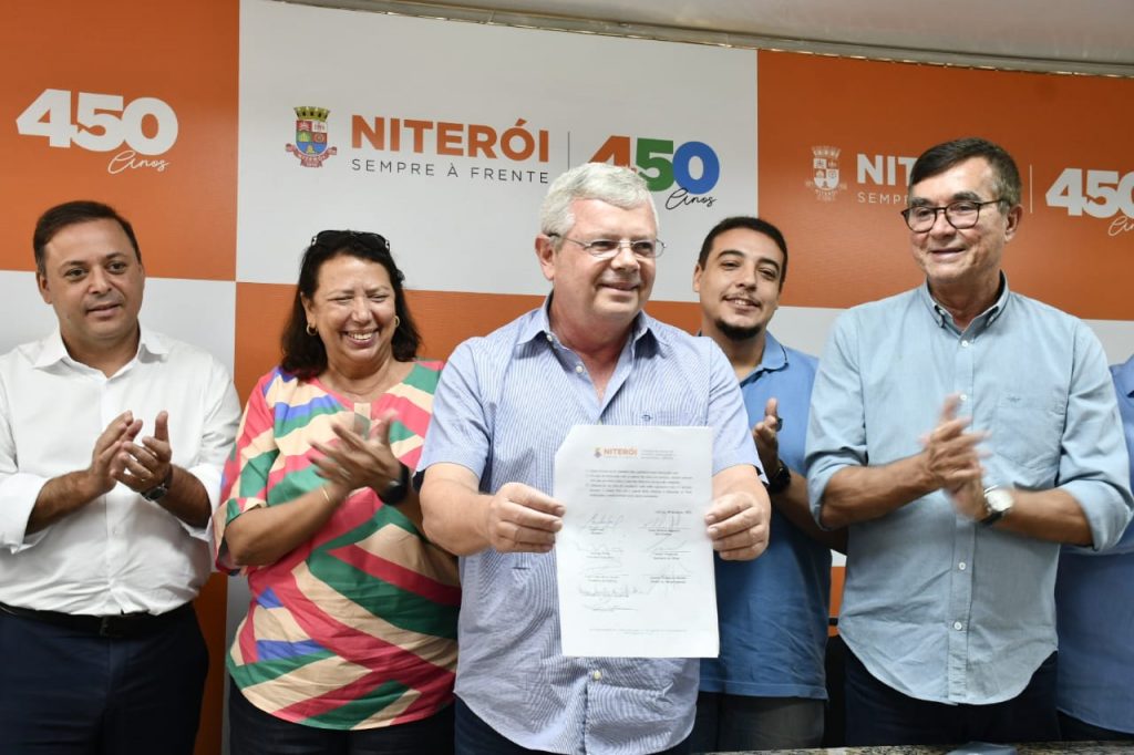 <strong>Prefeitura de Niterói assina ordem de início das obras de macrodrenagem em Charitas</strong>