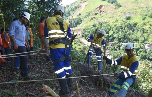 Obras em bairro afetado pela chuva em Angra dos Reis passam por vistoria