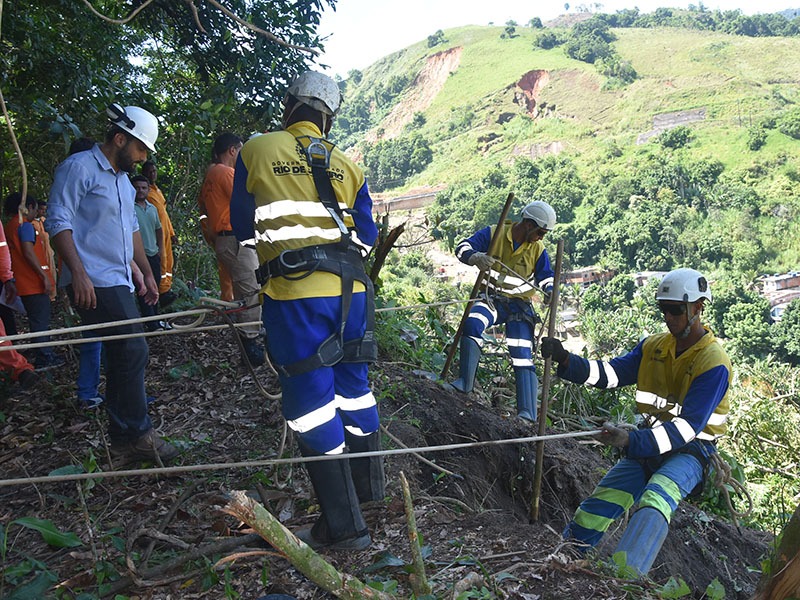 Obras em bairro afetado pela chuva em Angra dos Reis passam por vistoria