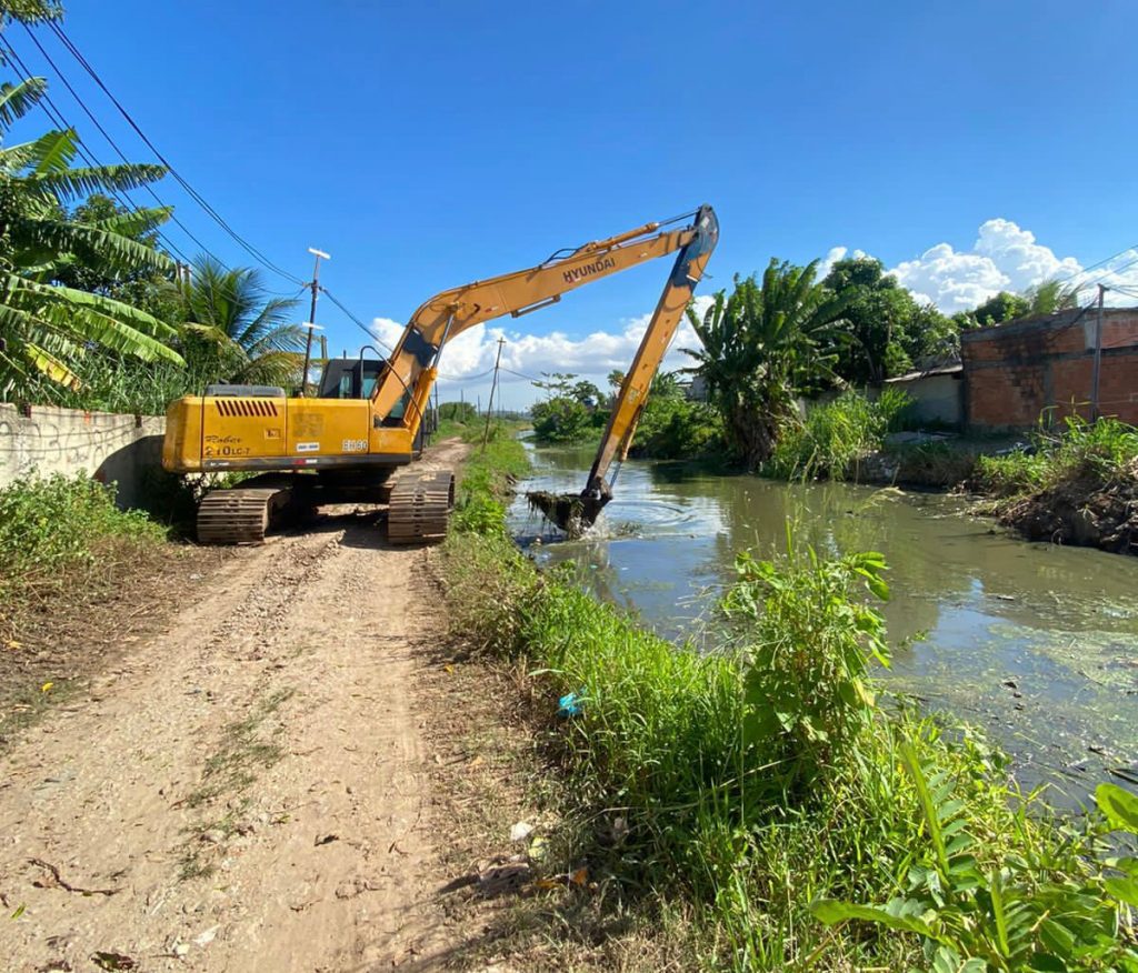 Prefeitura de Duque de Caxias segue com a limpeza canais para evitar enchentes 