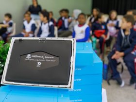 Prefeitura de Teresópolis entrega tablets para alunos do CIEP Municipalizado Sebastião Mello