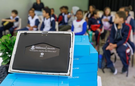 Prefeitura de Teresópolis entrega tablets para alunos do CIEP Municipalizado Sebastião Mello