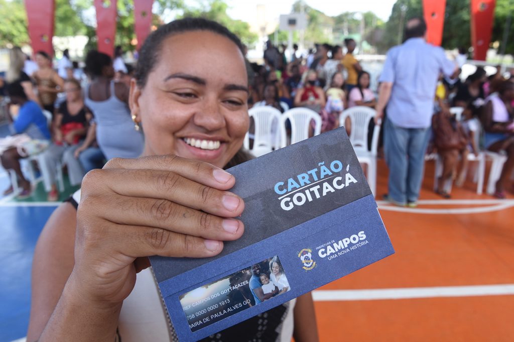 Prefeitura de Campos entrega Cartões Goitacá para novos beneficiários de 914 famílias