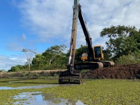 Canal Campos-Macaé passa por limpeza em Quissamã