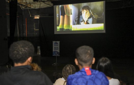 Governo do Estado inaugura sala de cinema gratuito para crianças e jovens de comunidades