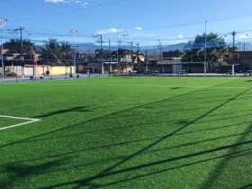 Praça em Caxias homenageia Pelé com campo de grama e quadra poliesportiva