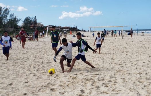Projeto Grão de Areia oferece 100 vagas gratuitas de aulas de Beach Soccer em Saquarema