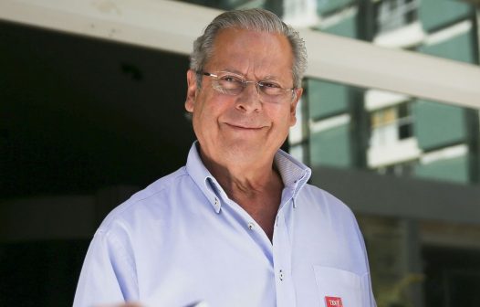 José Dirceu ensaia volta à política