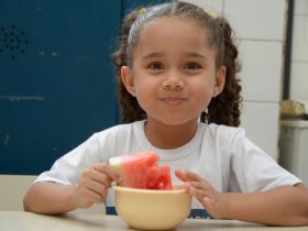 Lei proíbe alimentos ultraprocessados em escolas da capital