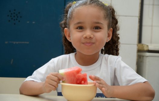 Lei proíbe alimentos ultraprocessados em escolas da capital