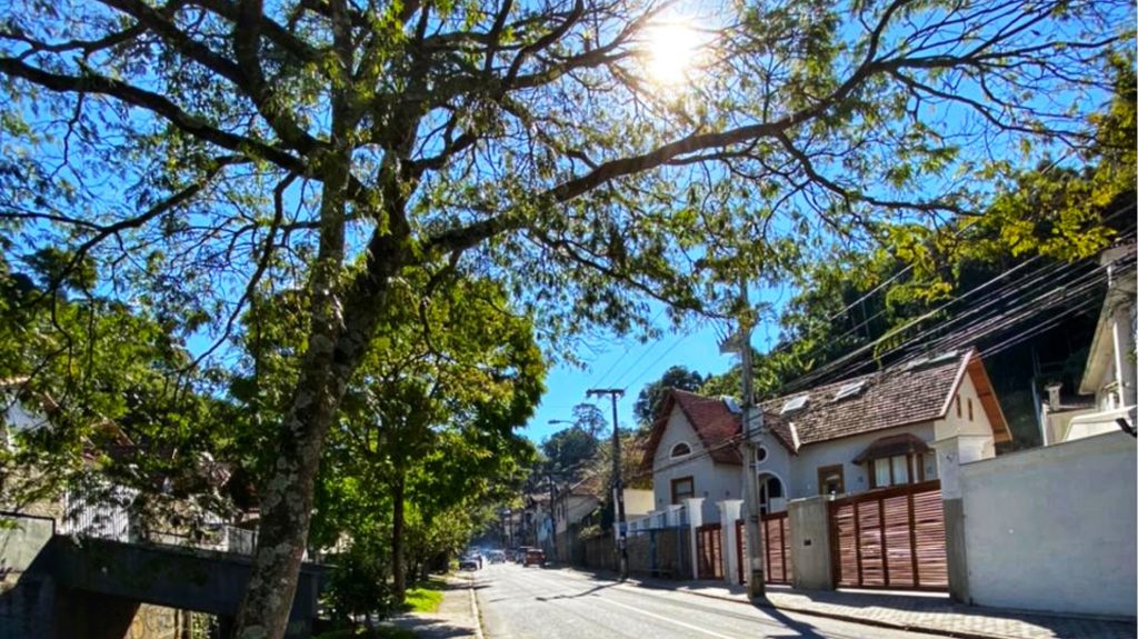 Petrópolis celebra instalação de lâmpadas de LED