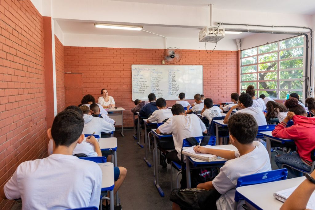 Na capital, celulares ficam fora das salas de aula