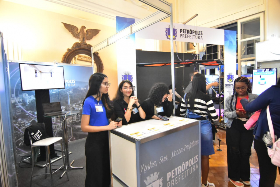 Alunos do Liceu de Petrópolis participam de feira