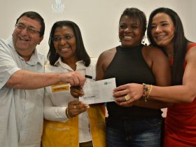 Moradores de Volta Redonda recebem Cartão Recomeçar