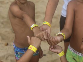 Maricá distribui pulseiras de identificação para crianças nas praias