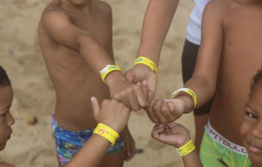Maricá distribui pulseiras de identificação para crianças nas praias
