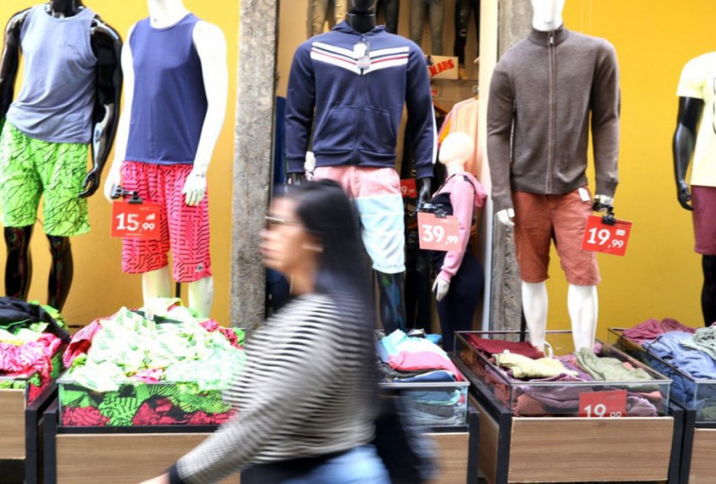 Verão e Carnaval prometem aquecer o comércio