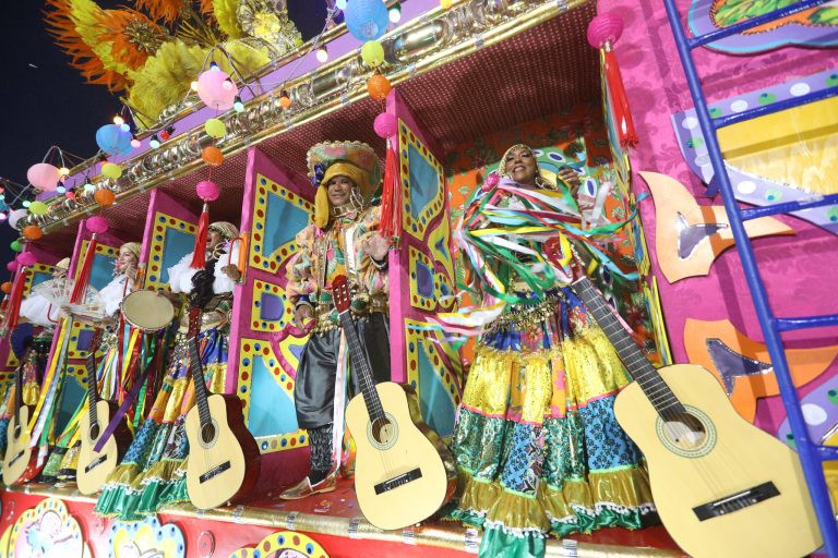 Escolas encantam público no primeiro dia do Grupo Especial no carnaval do Rio